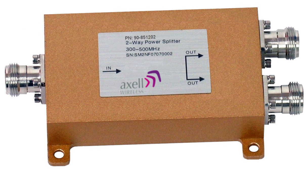 7000-00750815_axw_01rzutj2filhfwh.jpg Koperen 2-weg vermogenssplitser met drie aansluitingen en label met 300-500 MHz frequentiebereik.