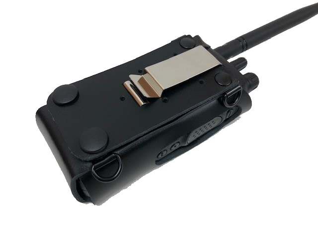 Zwarte radio met antenne en riemclip aan de achterkant.