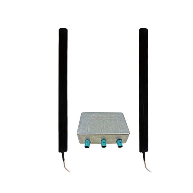 7000-00726900_vim_01.jpg Set met twee antennes en een metalen doos met drie aansluitingen.