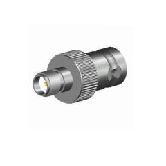 Zilveren metalen adapter met geribbelde greep en stekker
