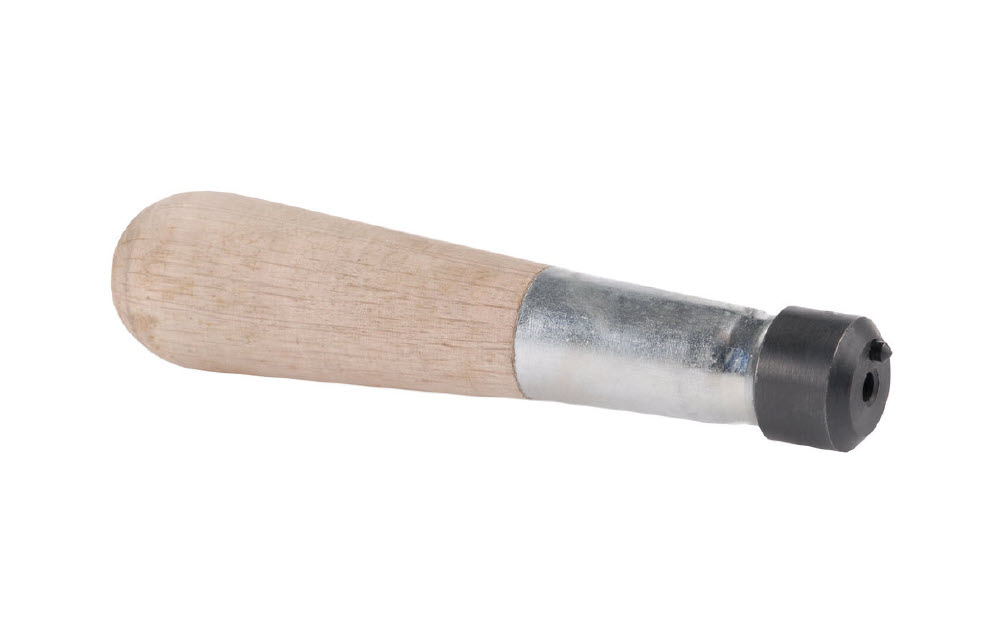 7000-00017100_com_01.jpg Houten handvat met stalen uiteinde en zwarte kunststof kap.