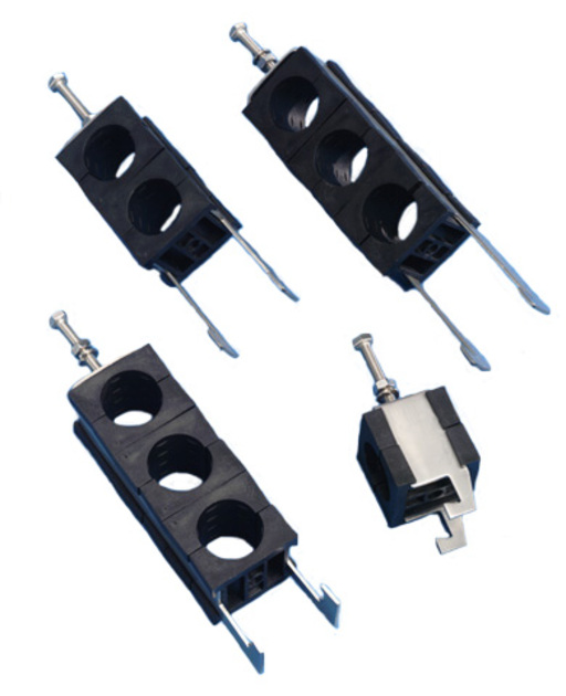 7000-00752690_com_04.jpg Vier zwarte plastic kabelhouders met schroefbevestigingen.