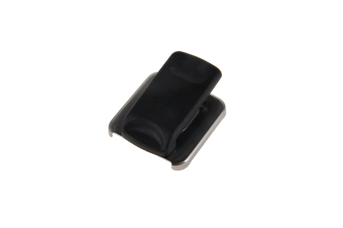 Zwarte rechthoekige clip op metalen basisplaat.