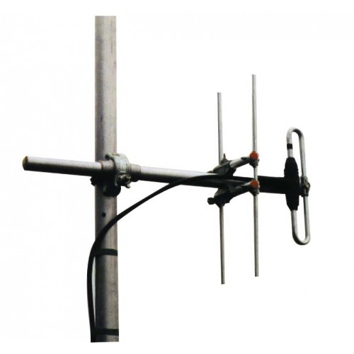 Metalen antenne gemonteerd op een verticale paal.