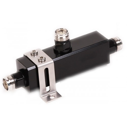 Compacte RF-doorvoerkoppelaar met N-connectoren en metalen beugel.