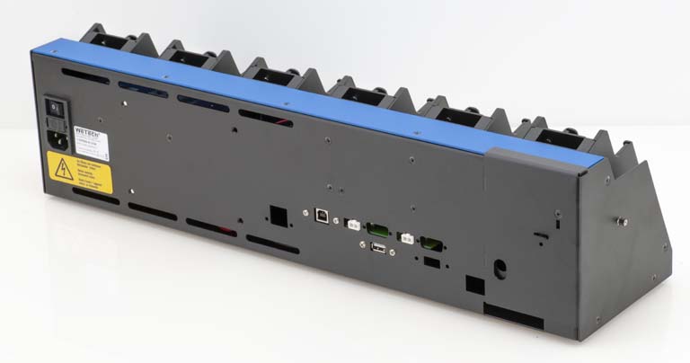 Grijs elektronisch apparaat met poorten en schakelaars aan de achterkant.