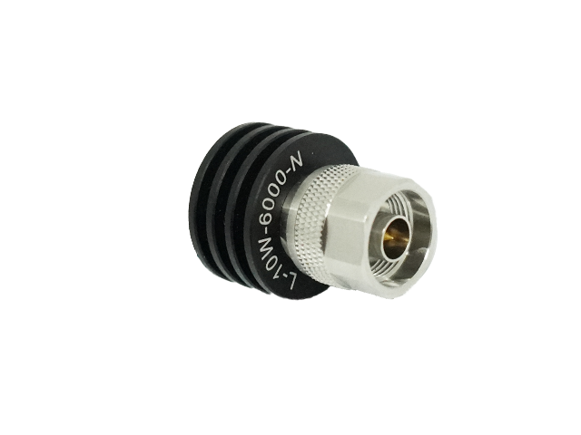Adaptateur coaxial haute fréquence avec dissipateur noir et connecteur argenté.