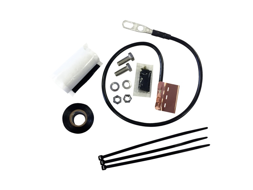 Kabelset met bouten, moeren, tape en kabelbinders.