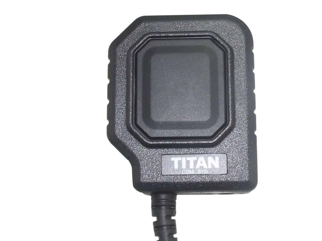 Zwart rechthoekig apparaat met TITAN-label, verbonden met een kabel.