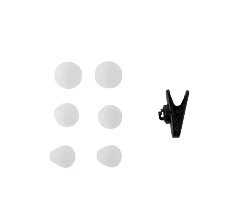 Six embouts d'oreille blancs et une pince noire en plastique.
