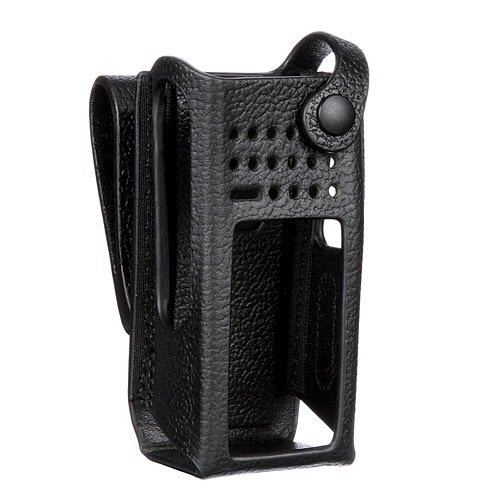 Étui en cuir noir avec fermeture à bouton et trous de ventilation.