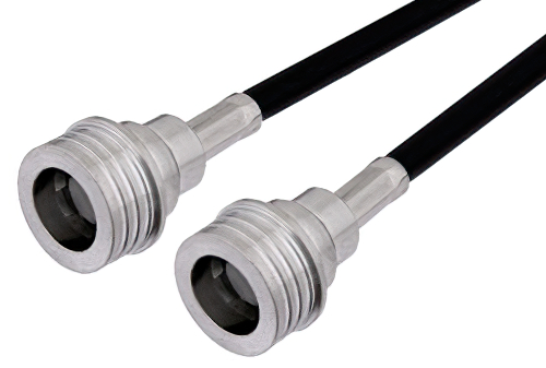 Deux connecteurs coaxiaux argentés sur câble noir.