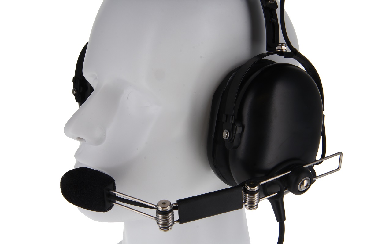 Mannequin portant un casque noir avec microphone.