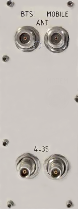 Quatre connecteurs sur un panneau avec étiquettes: BTS, MOBILE, ANT, 4-35.