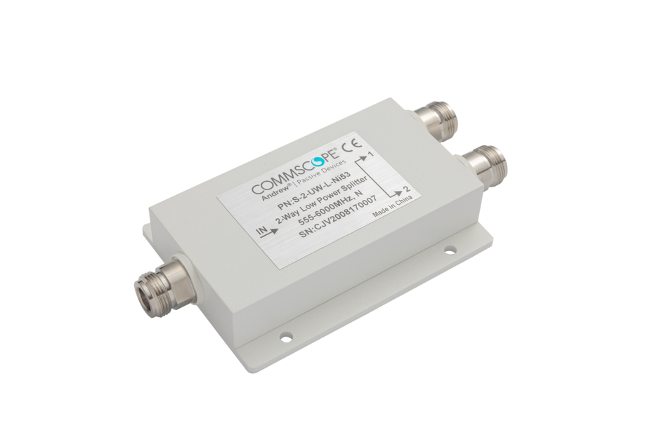 Séparateur blanc rectangulaire à 2 voies avec trois connecteurs et une étiquette dessus.