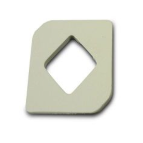 Beige, rechthoekige kunststof plaat met ruitvormige uitsparing.