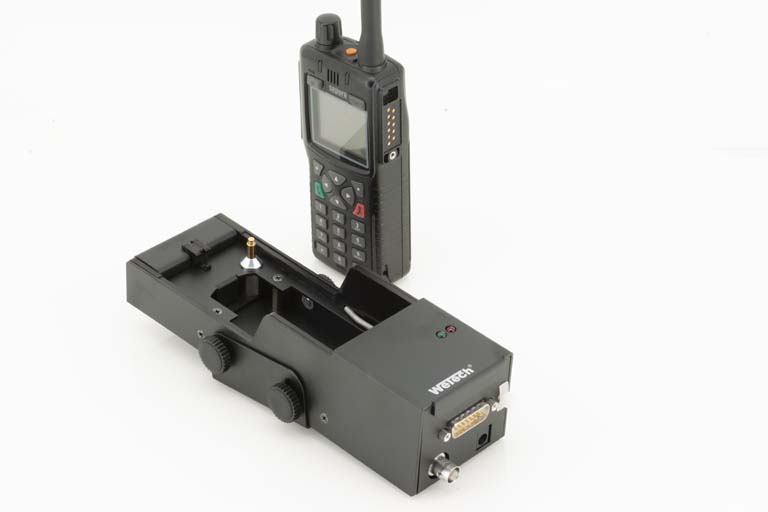 Radio met dockingstation op witte achtergrond.