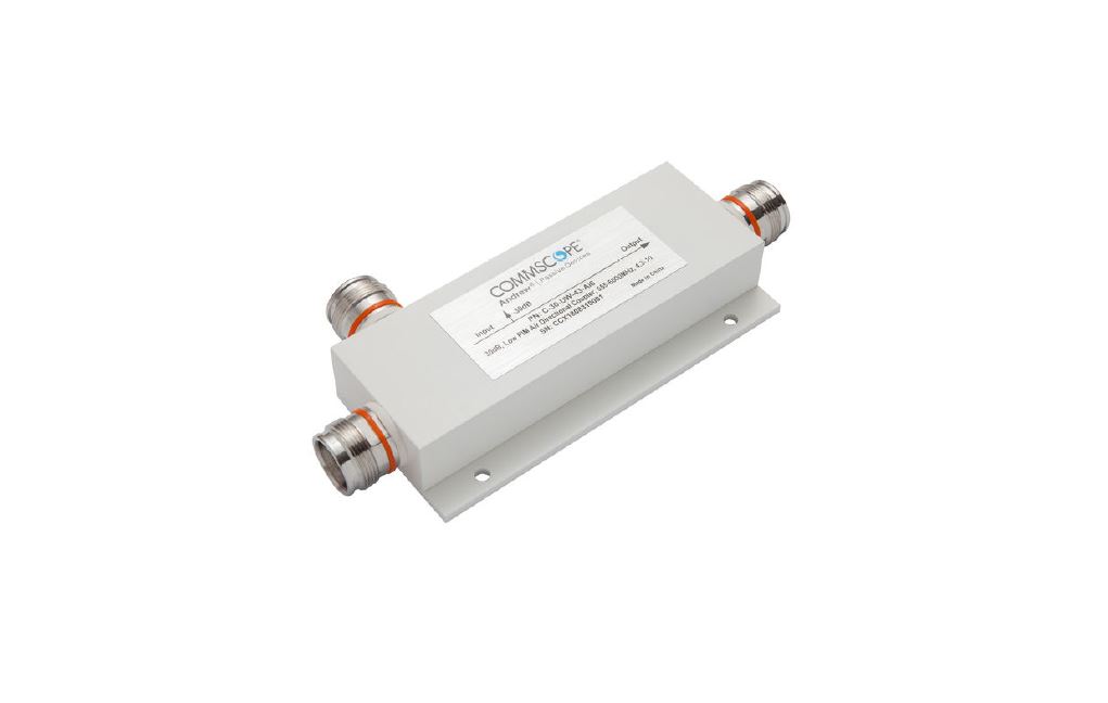 Atténuateur RF blanc avec deux connecteurs métalliques.