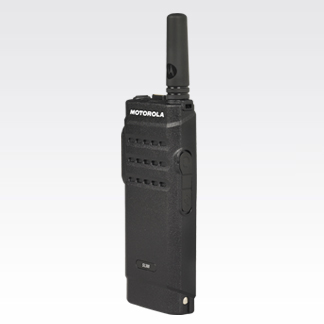 Zwarte portofoon met antenne, merklogo bovenaan.