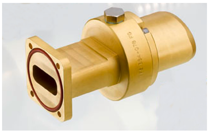 Rechthoekige messing adapter met moer bovenop op lichte achtergrond.