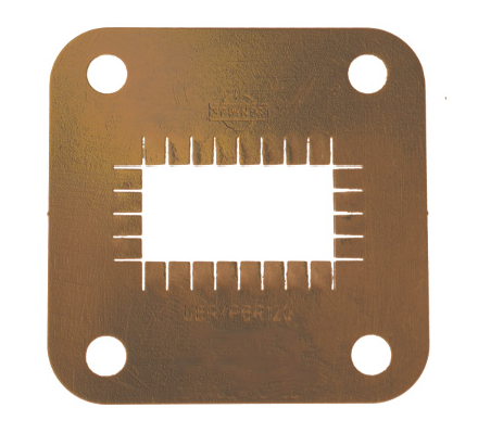 Plaque métallique carrée avec découpe rectangulaire centrale et trou à chaque coin.