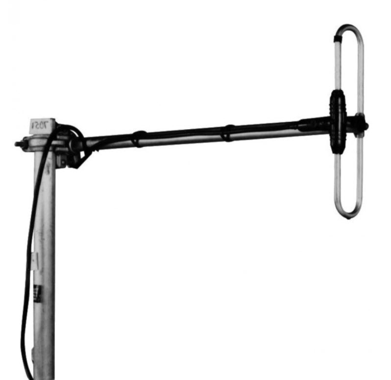 Metal antenna with long, thin arm and oval element.