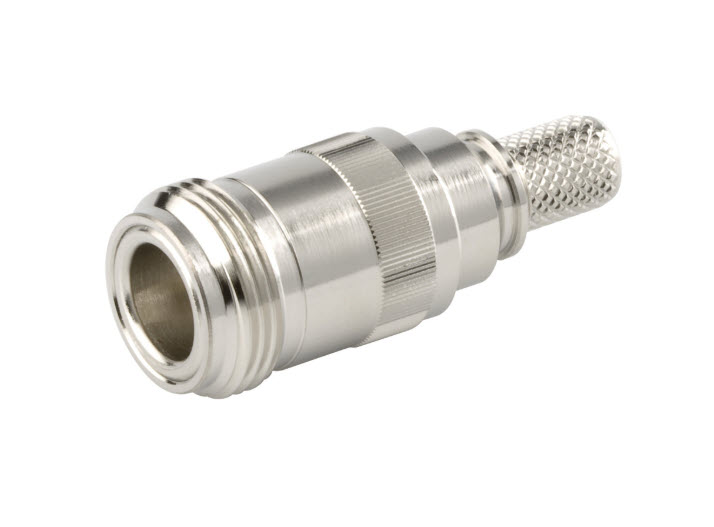 Connecteur coaxial RF argenté sur fond blanc.