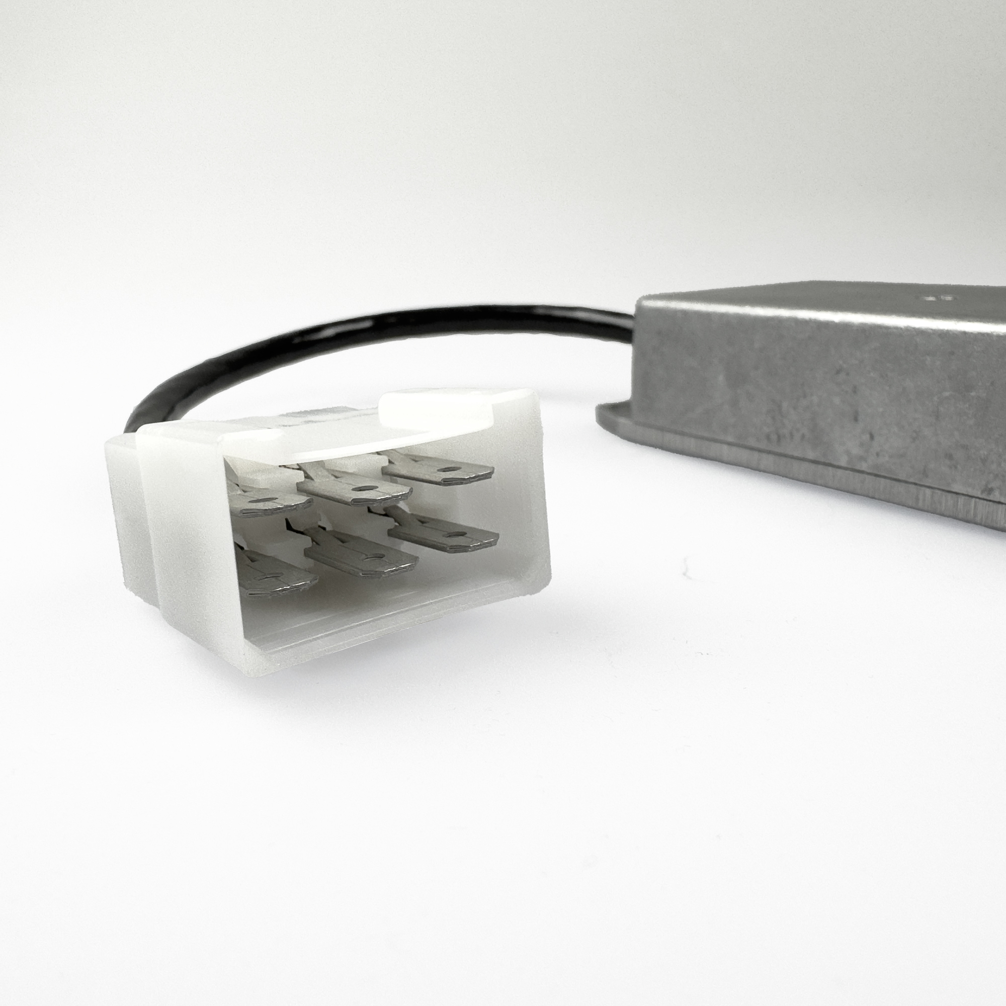 Gros plan d'un connecteur avec câble et boîtier métallique.