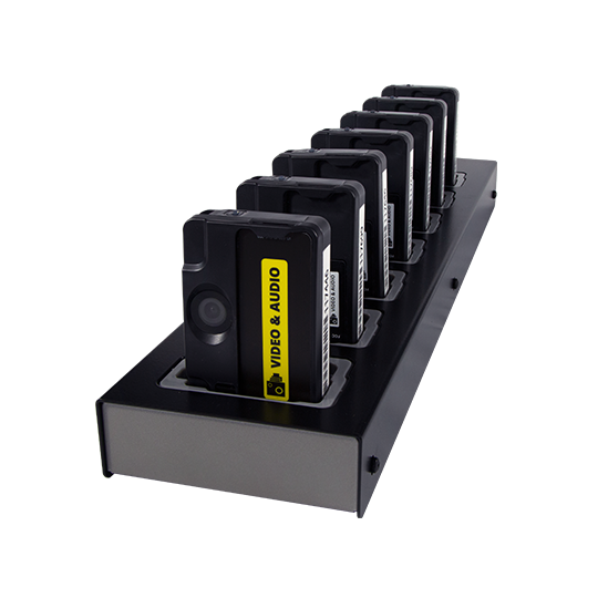 Oplaadstation met meerdere zwarte bodycamera's in dockingstation.