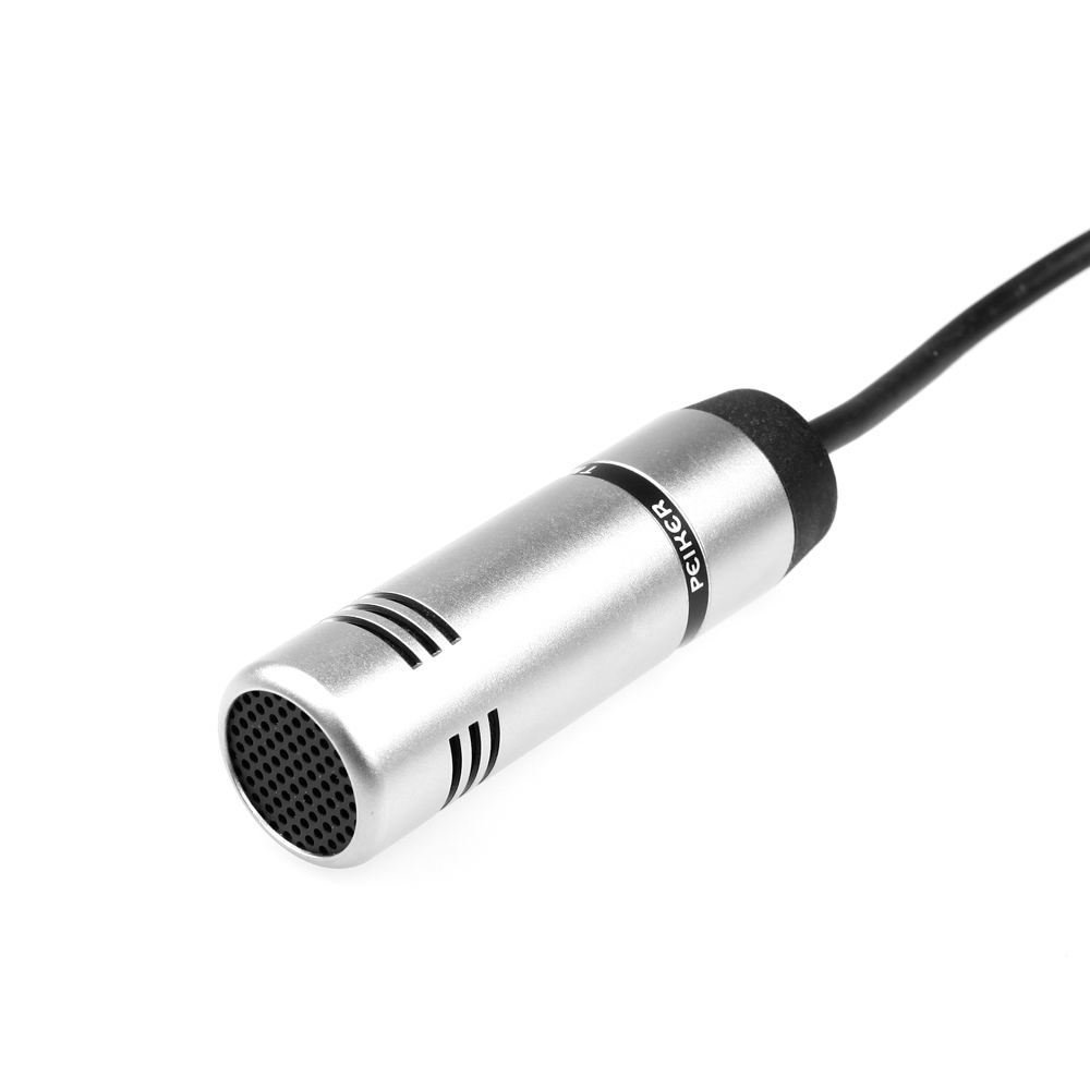Zilverkleurige microfoon met kabel op witte achtergrond.