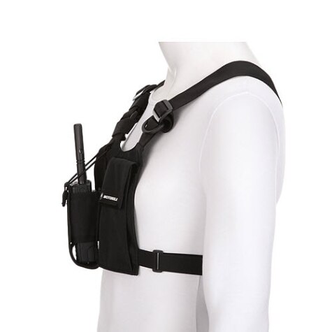 Draagbare radio in zwarte holster op etalagepop.