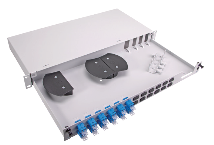 Boîtier de rack blanc avec connecteurs fibre optique bleus et bobines de câble noires.