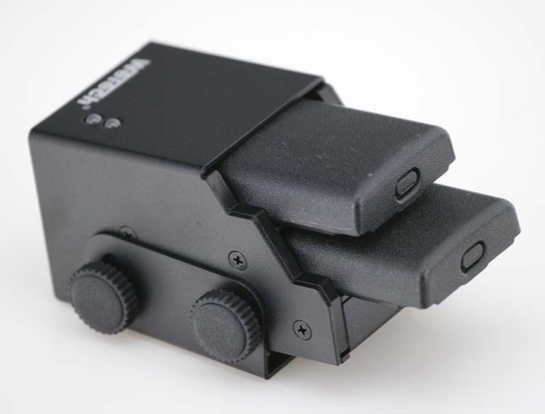 Appareil électronique noir avec deux connecteurs rectangulaires saillants.