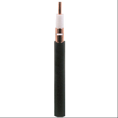 Coaxkabel met koperen kern, isolatie en zwarte mantel.