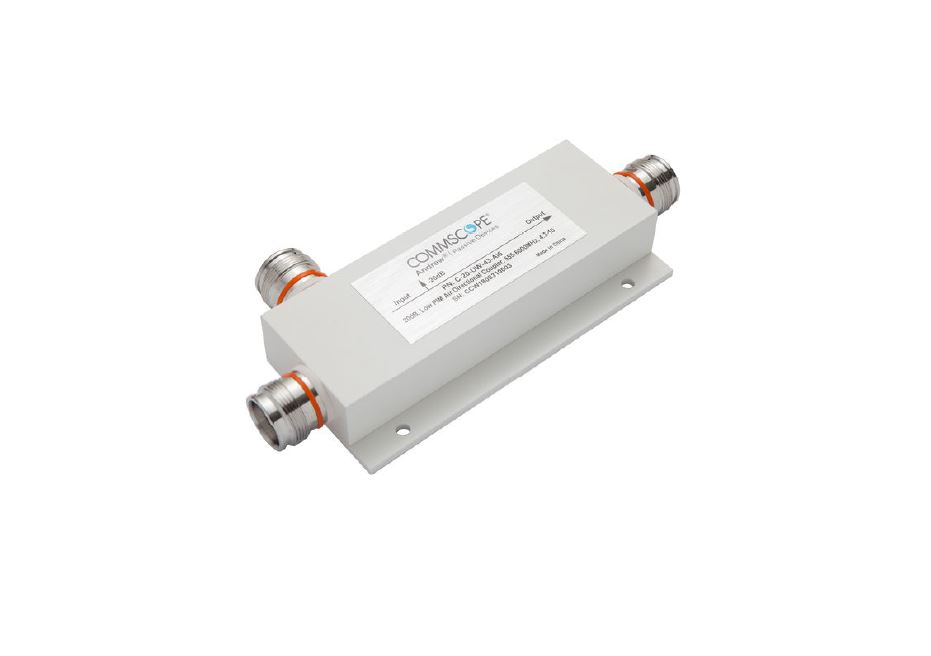 Coupleur coaxial RF à quatre ports, boîtier rectangulaire et étiquette COMMSCOPE.