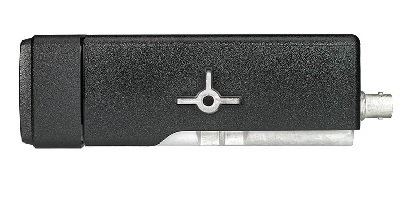 Poignée noire avec trou rond central et goupille métallique à droite.