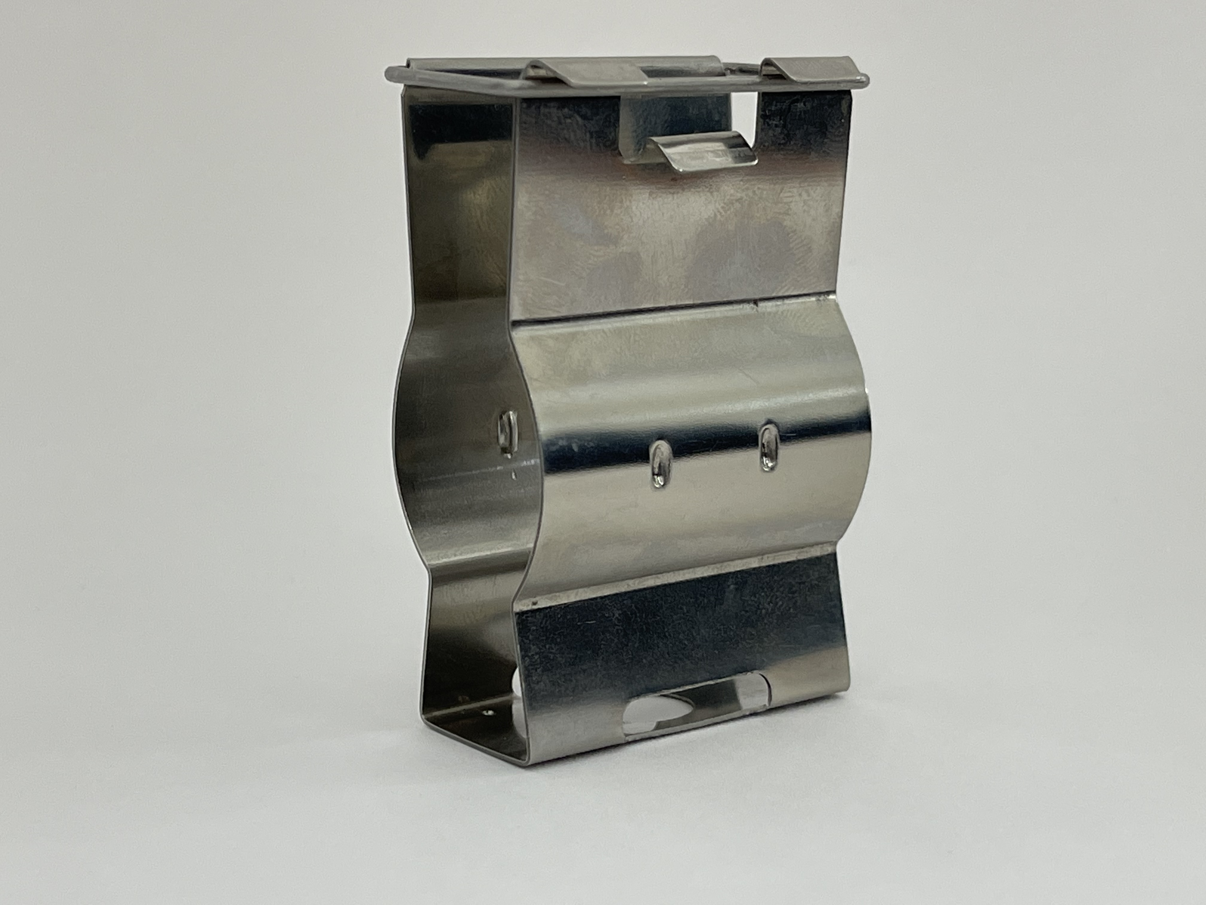 Metalen, rechthoekig object met glad oppervlak en gebogen zijkanten.