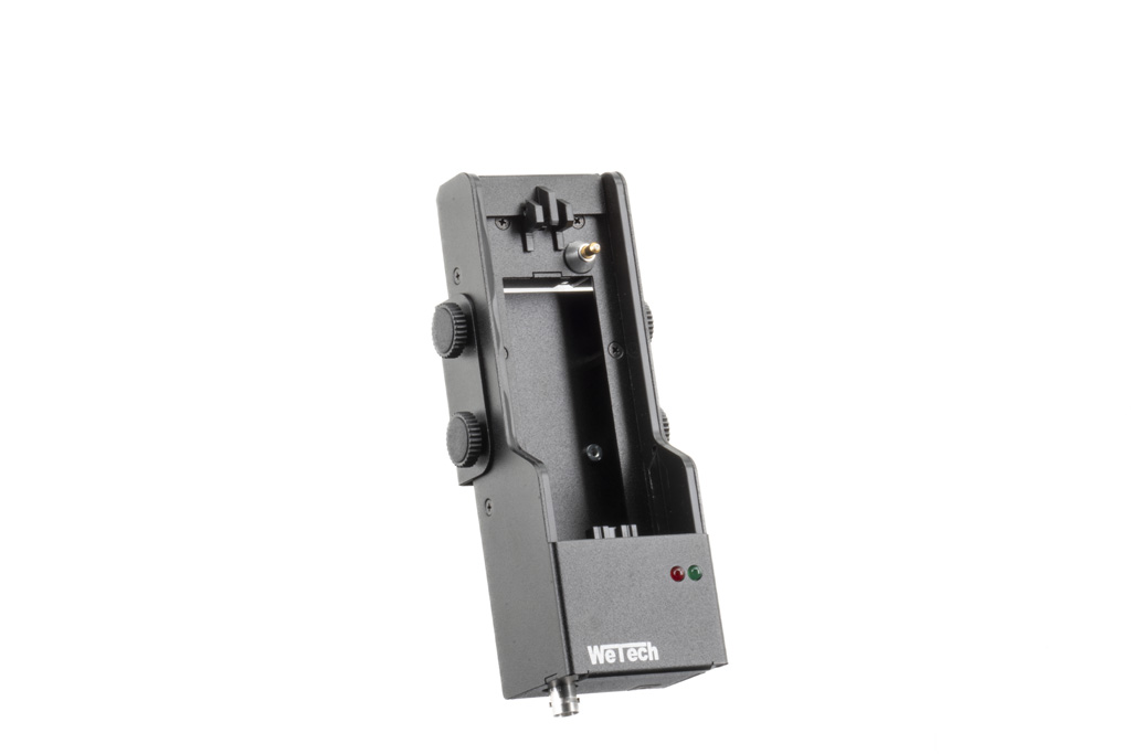 Zwart-grijs apparaat met knoppen en LED-indicator, verticaal gericht.