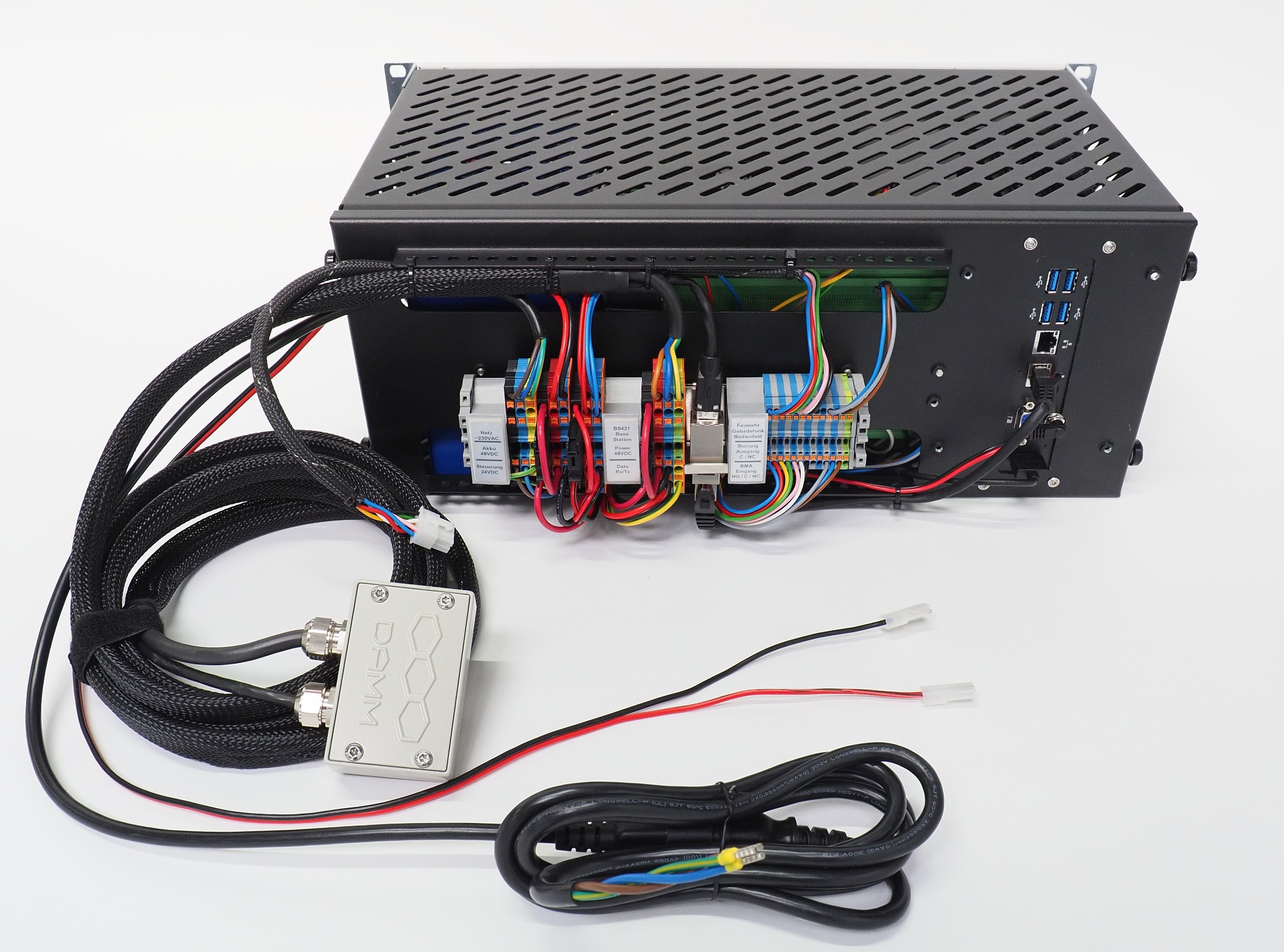 Metalen doos met kabels en aansluitpaneel, USB- en Ethernet-poorten.