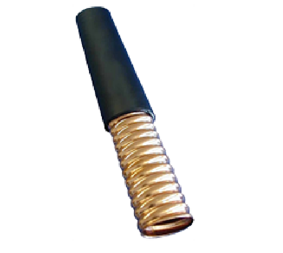 Tuyau en cuivre avec isolation en caoutchouc noir en haut.