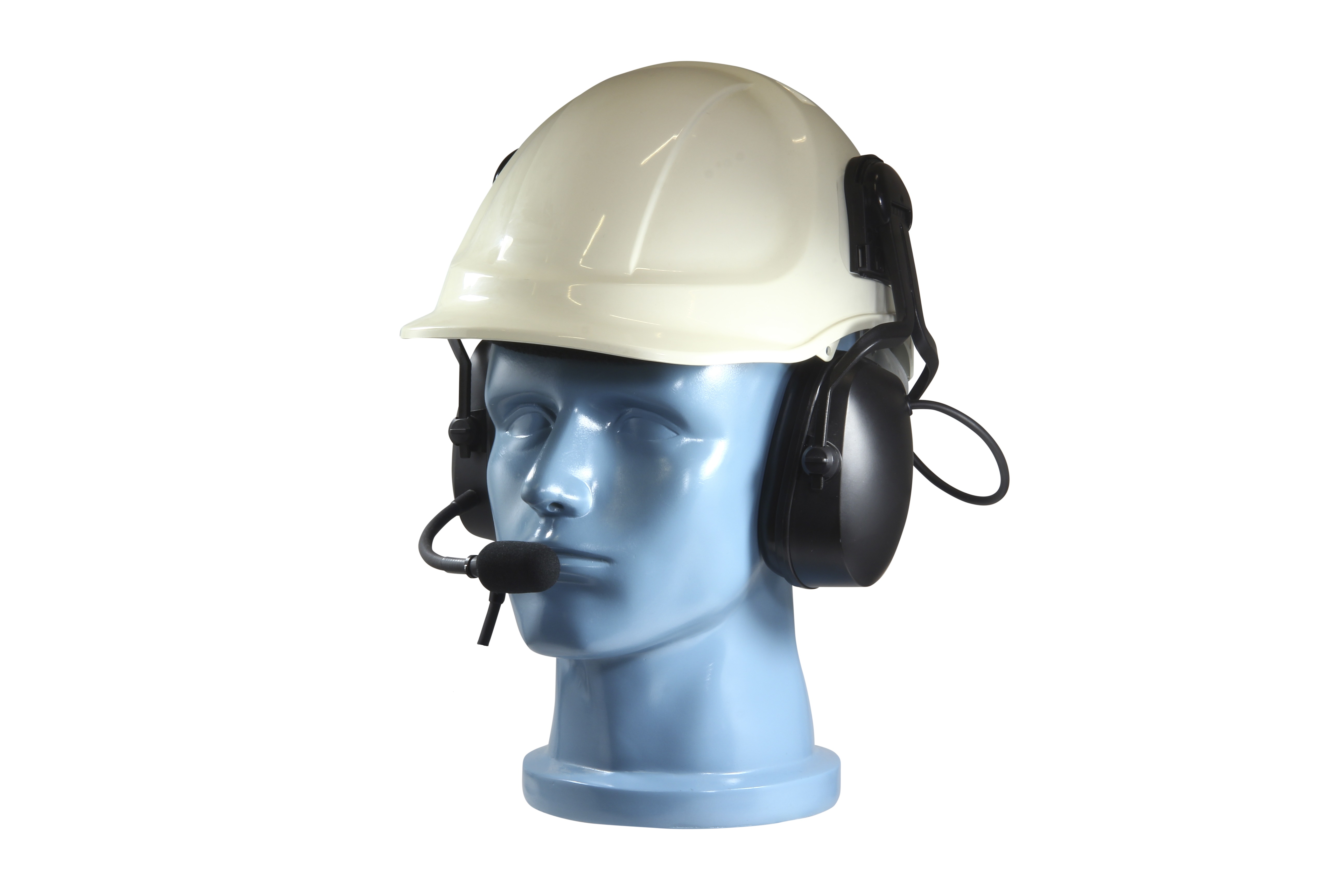 Mannequin avec casque de protection, écouteurs et microphone.