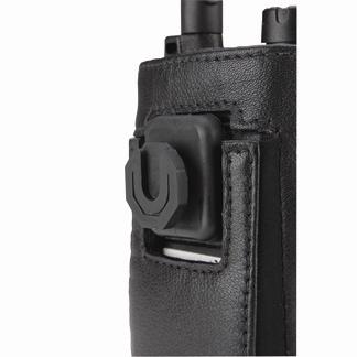 Gros plan d'un étui en cuir noir avec découpes et prise casque.