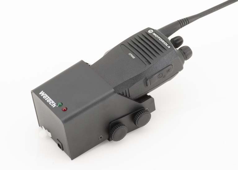 Radio op oplaadstation met controlelampjes.