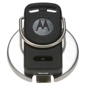 7000-002914000_mot_01.jpg Zwarte sleutelhanger met zilveren ringclip op metalen plaat. Logo zichtbaar.
