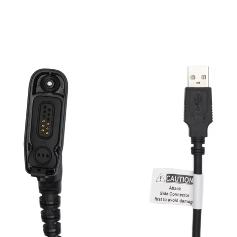 USB-kabel met veiligheidswaarschuwing en multistekker voor specifieke apparaatpoorten.