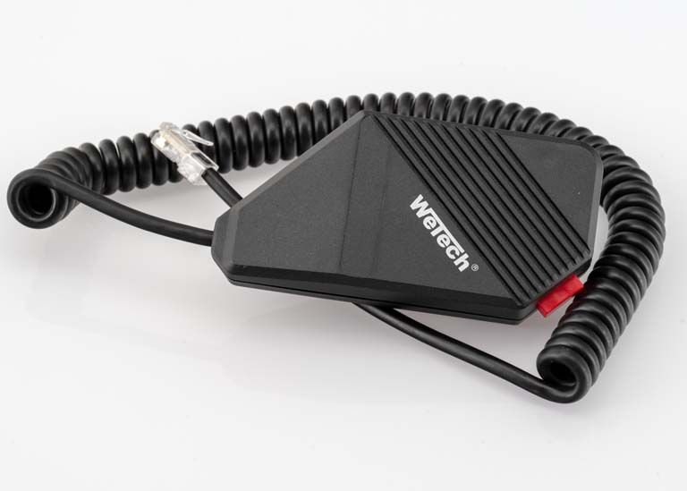 Zwart handmicrofoon met spiraalvormige kabel en logo aan de voorkant.
