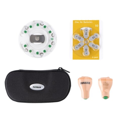 Hoortoestel accessoireset met batterijen, etui en twee oordopjes.
