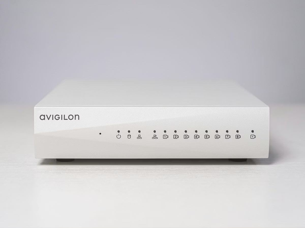 Wit Avigilon-apparaat op een tafel met meerdere controlelampjes.