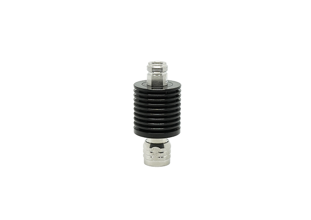 Metalen adapter met geribbelde middengedeelte en schroefdraad aan beide uiteinden.