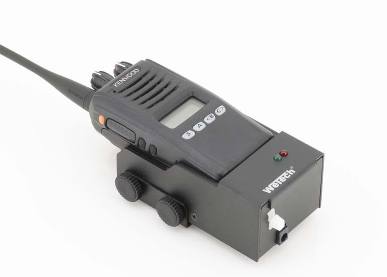 Radioapparaat op technische adapter met LED's.